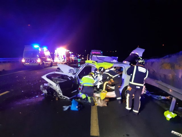 Bomberos liberan a los afectados atrapados en uno de los vehículos siniestrados