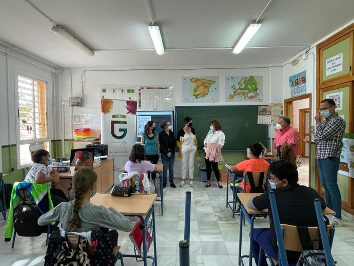 Imagen de estudiantes de Educación Primaria del Colegio Público Rural (CPR) Federico García Lorca de Cortes y Graena, destinatario del proyecto 'En la Onda' promovido por la Diputación de Jaén.