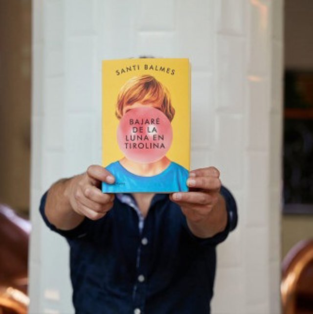 El compositor, cantante y autor Santi Balmes con su última novela, 'Bajaré de la luna en tirolina'