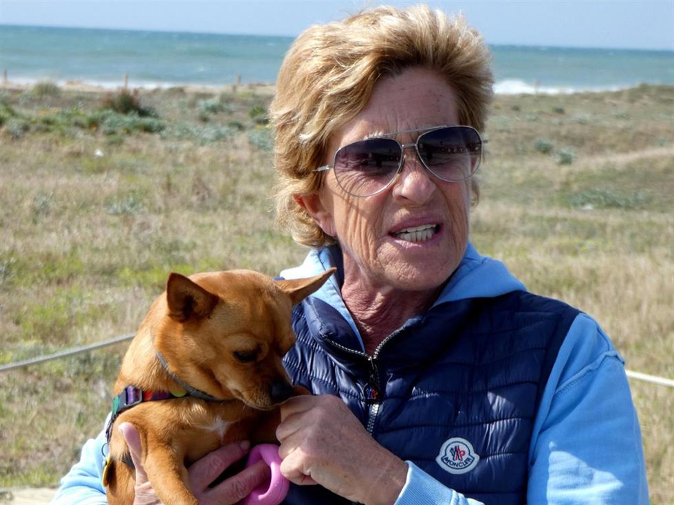 Archivo - Chelo García Cortés pasea a su perrita Maggy durante el confinamiento impuesto por el Gobierno como medida de prevención contra el coronavirus