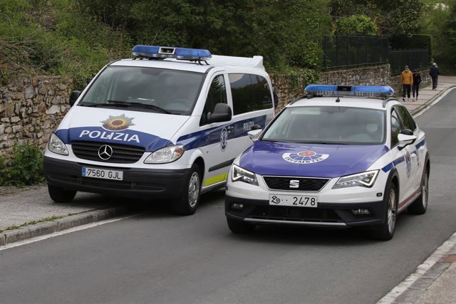 Patrullas de la Ertzaintza y la Policía Municipal.