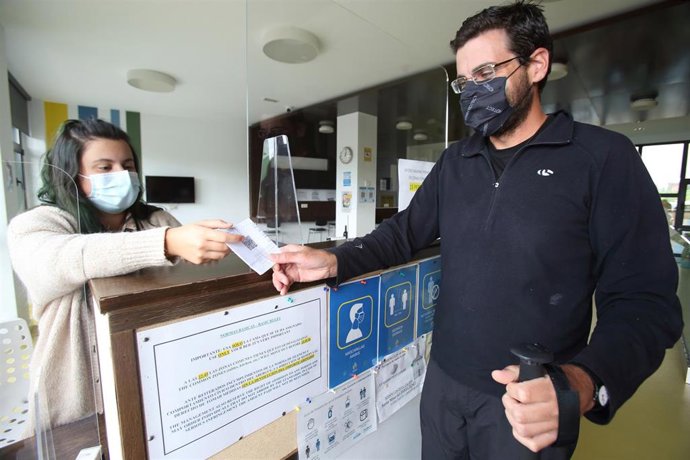 Un peregrino mostra o seu certificado de vacinación ao chegar a un albergue, a 30 de outubro de 2021, no Pino, A Coruña