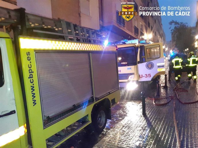 Una mujer de avanzada edad rescatada en un incendio de su vivienda que impide su habitabilidad