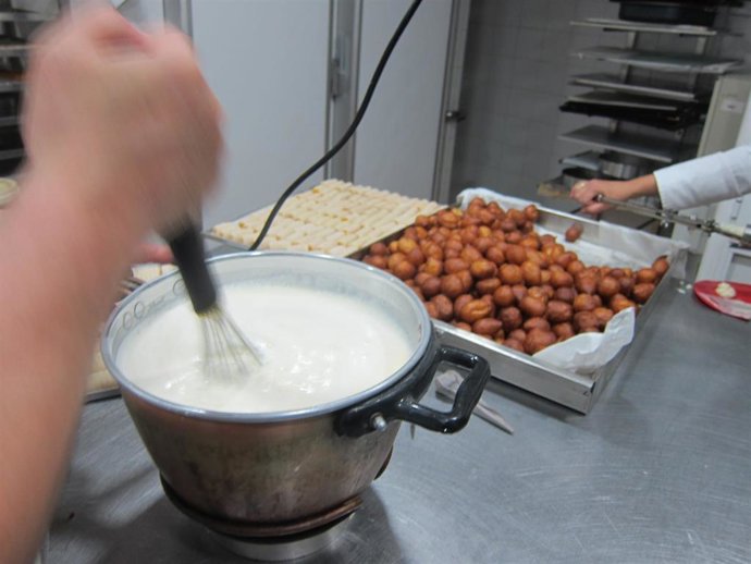 Archivo - Pastelería Bonache en Murcia. Confitería artesanal. Buñuelos. Pasteles. Obrador. Día de todos los Santos