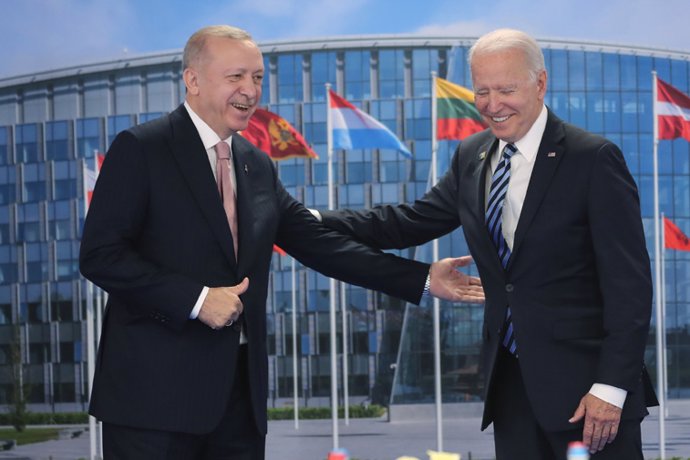 Archivo - HANDOUT - 14 June 2021, Belgium, Brussels: US President Joe Biden (R) meets with Turkish President Recep Tayyip Erdogan on the sidelines of the North Atlantic Treaty Organization (NATO) Summit. (Best Quality Available) Photo: -/Turkish Preside