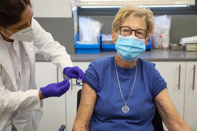 Una persona mayor se vacuna contra la gripe en el centro de Salud Baviera, a 25 de octubre de 2021, en Madrid, (España). Los madrileños mayores de 70 años reciben hoy la vacuna de la gripe, que en esta ocasión se administrará de forma simultánea con la 