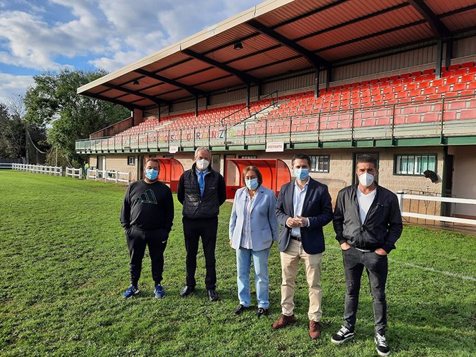 Visita del director general de Deporte al campo de fútbol de Villasevil.- Archivo
