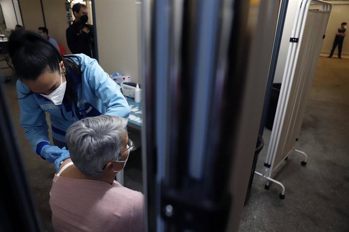Archivo - Personal sanitario administra la vacuna contra el Covid_19 