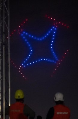 Juego de luces durante una operación combinada entre drones y aviones, organizada por Expodrónica y World ATM Congress, en el aeródromo de Cuatro Vientos, en Madrid