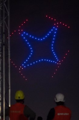 Juego de luces durante una operación combinada entre drones y aviones, organizada por Expodrónica y World ATM Congress, en el aeródromo de Cuatro Vientos, en Madrid