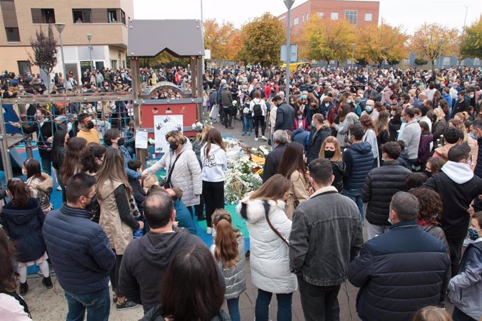 Miles de personas se han agolpado en la Plaza Entreríos de Lardero (La Rioja) para recordar al pequeño Álex, asesinado este jueves en la localidad