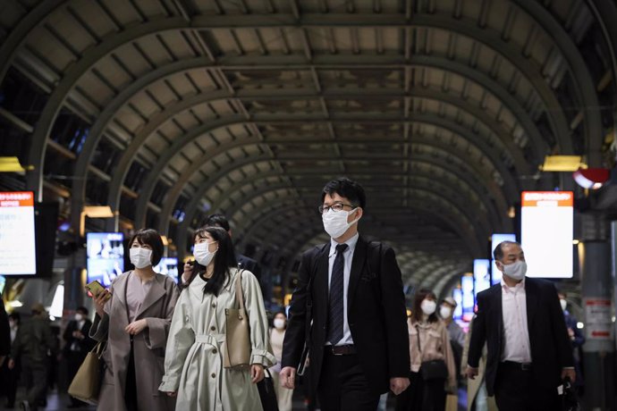 Archivo - 01 April 2021, Japan, Tokyo: Commuters walk at Shinagawa train and subway stations. Tokyo confirmed more than 470 new coronavirus cases on Thursday. Photo: Stanislav Kogiku/SOPA Images via ZUMA Wire/dpa