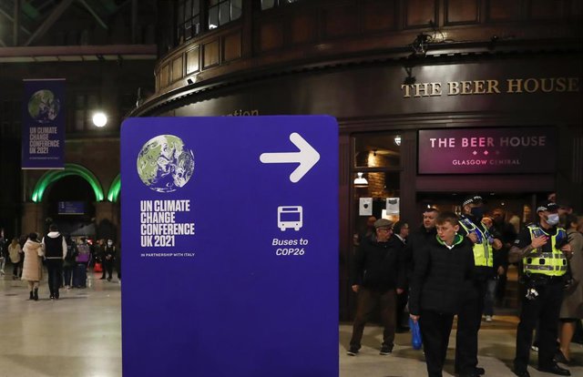 Señal de ruta a la Conferencia Mundial sobre el Clima COP26 en la estación central de tren de Glasgow