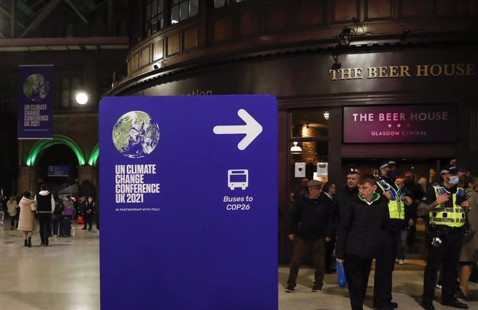 (211031) -- GLASGOW, Oct. 31, 2021 (Xinhua) -- Passengers and police officers are seen at Glasgow Central train station in Glasgow, Scotland, the United Kingdom on Oct. 30, 2021. The 26th United Nations Climate Change Conference of the Parties (COP26) i