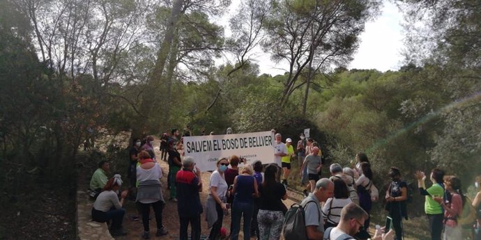 Unas 200 personas participan en la caminata reivindicativa contra la construcción del parque de aventuras en el bosque de Bellver.