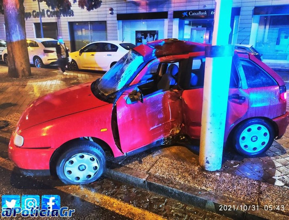 Un conductor herido muy grave tras chocar su turismo con una farola
