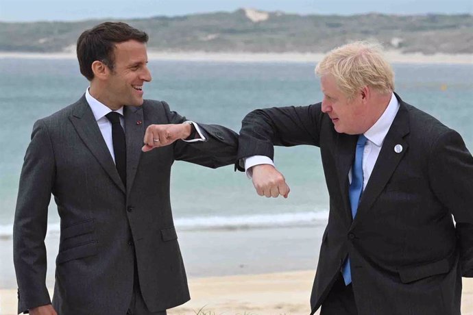 Archivo - 11 June 2021, United Kingdom, Carbis Bay: UK Prime Minister Boris Johnson (R) greets French President Emmanuel Macron for the official welcome and family photo of the G7 summit in Cornwall. Photo: Leon Neal/PA Wire/dpa
