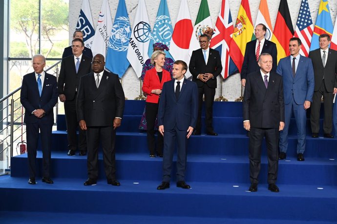 El presidente de Estados Unidos, Joe Biden (primera fila, 1i); el presidente de Francia, Emmanuel Macron (primera fila (2d); el presidente de Turquía, Recep Tayyip Erdogan (primera fila, 1d); el presidente del Gobierno de España, Pedro Sánchez (segunda 