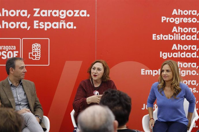 Archivo - La senadora socialista por Cádiz, María Jesús Castro, en el centro de la imagen, en una fotografía de archivo.  