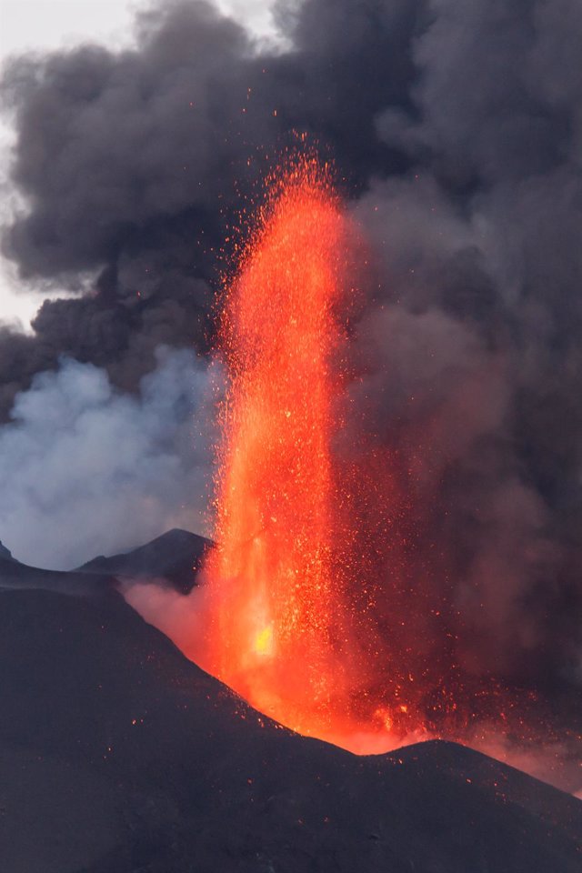 Lava del volcán de Cumbre Vieja que hoy cumple 39 días desde su entrada en erupción, a 28 de octubre de 2021, en La Palma, Santa Cruz de Tenerife, Canarias, (España). La erupción de lava del volcán de Cumbre Vieja cubre ya un total de 911,6 hectáreas y ha