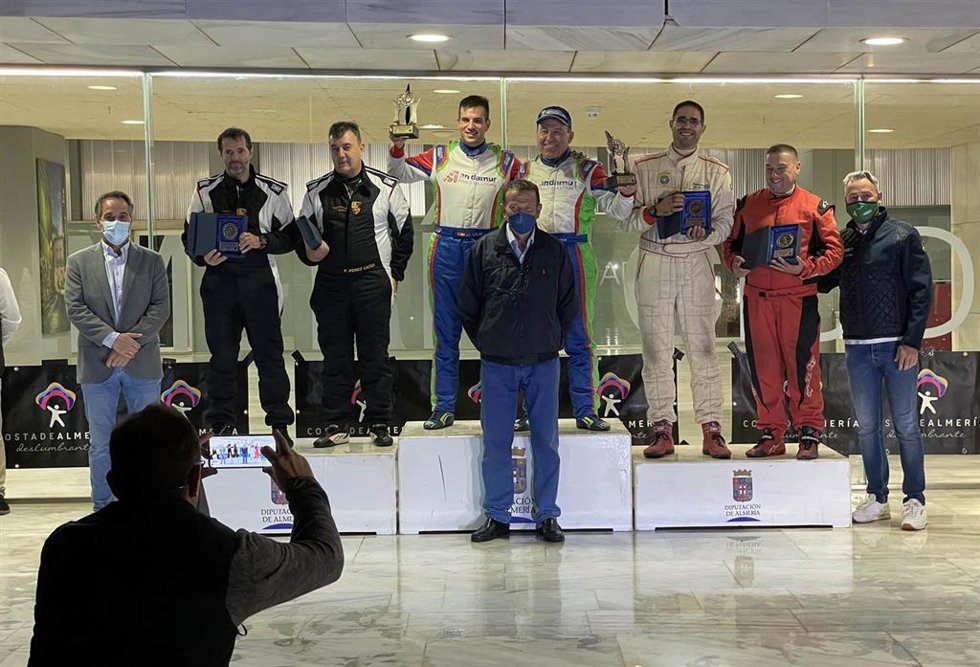 El Ayuntamiento entrega el trofeo a José Antonio Aznar como ganador del Rally Costa de Almería