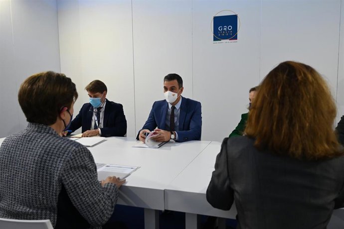 El presidente del Gobierno de España, Pedro Sánchez (centro), durante la cumbre del G20
