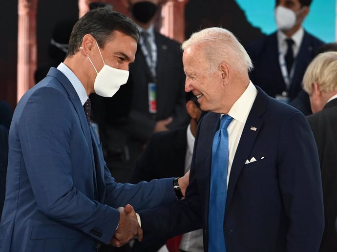 El presidente del Gobierno, Pedro Sánchez (i), conversa con el presidente de Estados Unidos, Joe Biden (d), durante la cumbre del G20, en el centro de congresos de la Nuvola, a 20 de octubre de 2021, en Roma (Italia). Sánchez participa este sábado en la