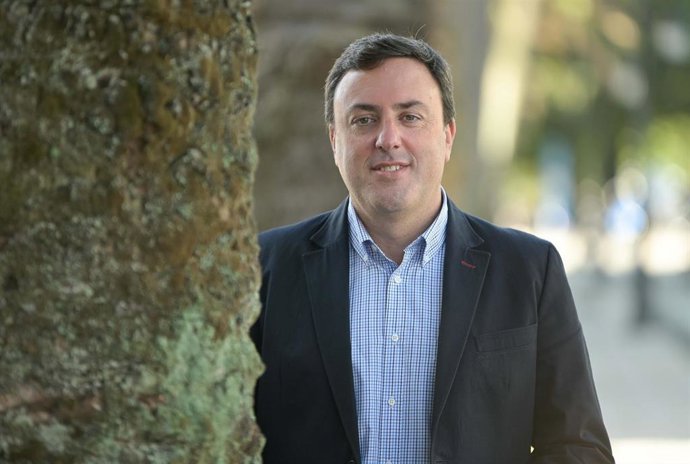 El presidente de la Diputación de A Coruña, Valentín González Formoso, posa a la cámara tras una entrevista con Europa Press, a 21 de octubre de 2021, en A Coruña, Galicia, (España). González es además candidato a las primarias del PSdeG que se celebrar