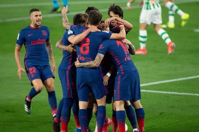 Archivo - Jugadores del Atlético de Madrid celebran el gol de Carrasco ante el Betis