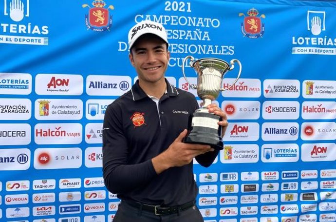 Iván Cantero posa con su trofeo de vencedor del Campeonato de España de Golf de Profesionales