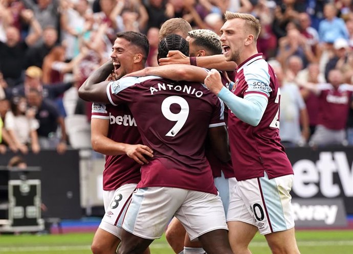 Archivo - 28 August 2021, United Kingdom, London: West Ham United's Pablo Fornals (hidden) celebrates scoring their side's first goal with team mates during the English Premier League soccer match between West Ham United and Crystal Palace at the London