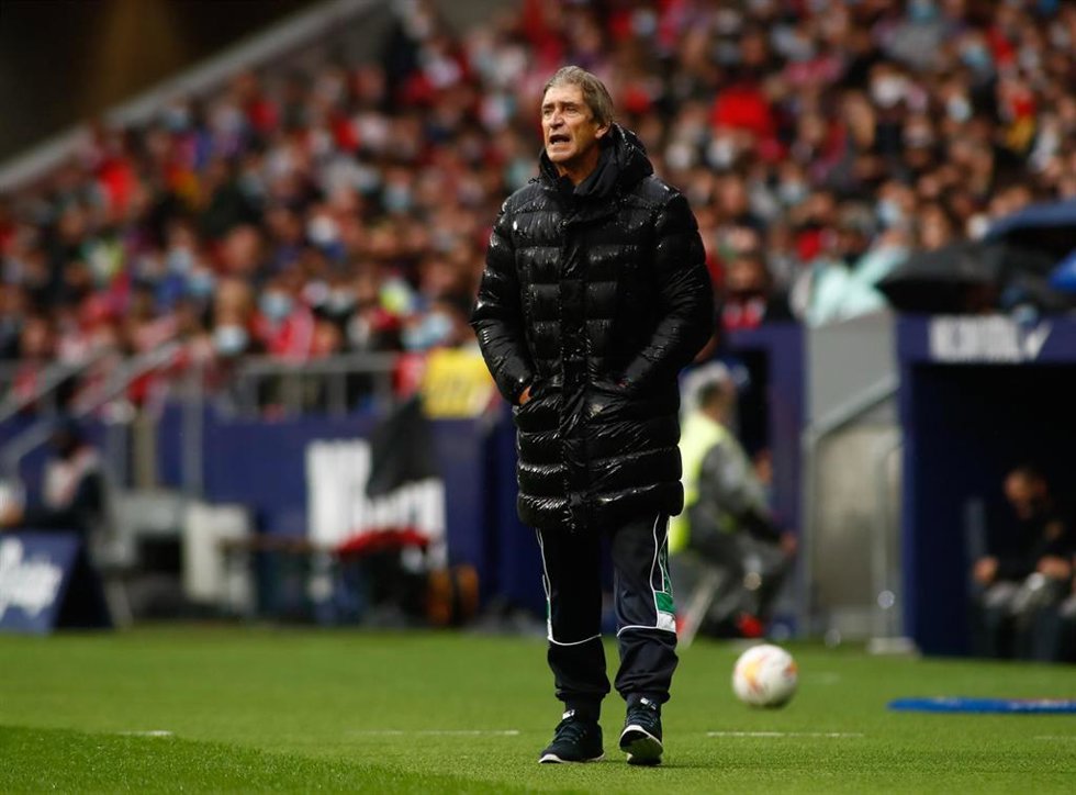 Manuel Pellegrini da instrucciones durante el Atlético de Madrid-Betis de LaLiga Santander 2021-2022