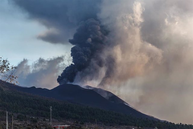 Smoke column from the Cumbre Vieja volcano that today celebrates 39 days since its eruption, on October 28, 2021, in La Palma, Santa Cruz de Tenerife, Canary Islands, (Spain).  The lava eruption of the Cumbre Vieja volcano already covers a total of 911.6 hectares.