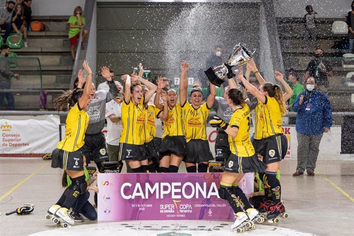 Las jugadoras del Generali HC Palau de Plegamans levantan el trofeo de campeonas de la Supercopa de España de hockey patines