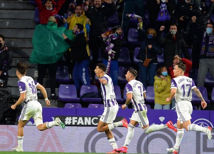 Los jugadorres del Valladolid celebran el gol de El Yamiq ante el Eibar