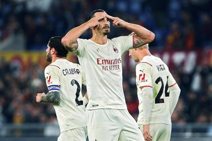 Zlatan Ibrahimovic celebra un gol del Milan ante la Roma en la Serie A 2021-2022