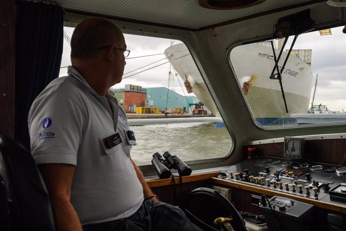 Archivo - Una patrulla de la Policía navega en un puerto de Holanda