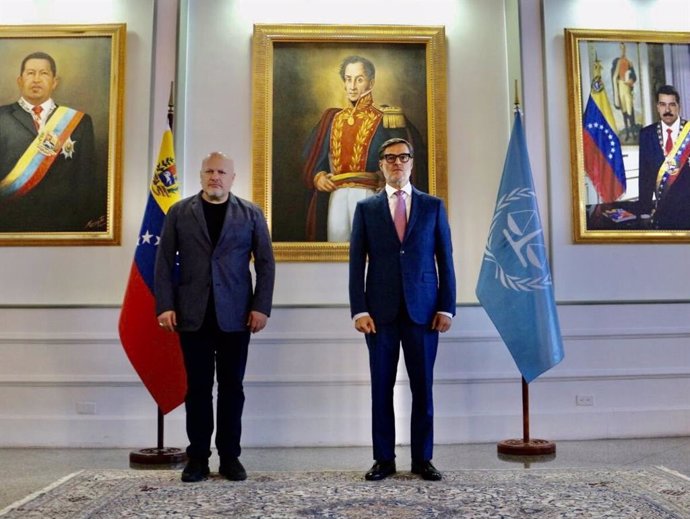 El fiscal jefe del Tribunal Penal Internacional (TPI), Karim Khan, junto al ministro de Exteriores venezolano, Félix Plasencia