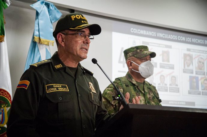 Archivo - 09 July 2021, Colombia, Bogota: Major General of Colombia's Police Jorge Luis Vargas (L) and Colombia's army General Luis Fernando Navarro speak during a press conference on the participation of Colombians in the murder of Haitian President Jo