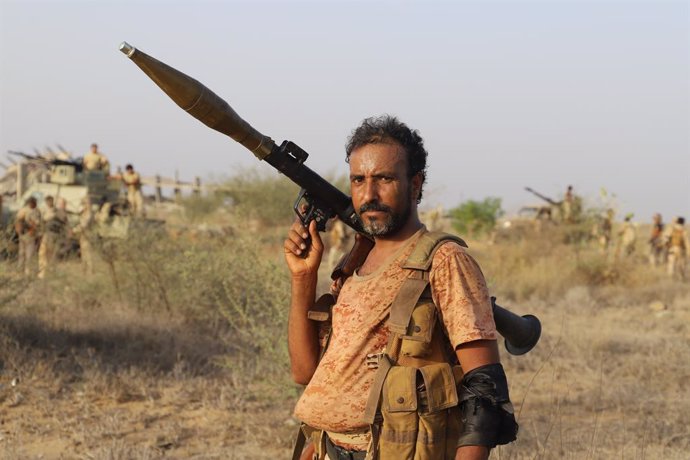 Archivo - (210314) -- HAJJAH, March 14, 2021 (Xinhua) -- A soldier of the Yemeni government holds a rocket-propelled grenade (RPG) as the army launches an offensive against the Houthi rebels in Abs district, Hajjah province, Yemen on March 12, 2021. The