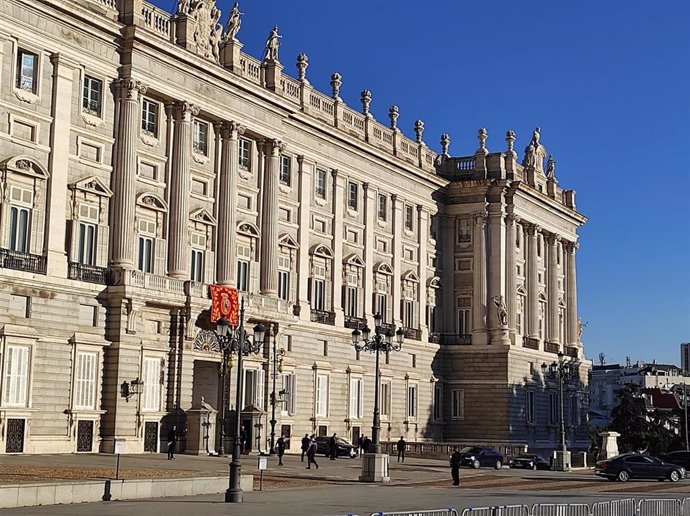 Archivo - Fachada del Palacio Real, en Madrid, donde se celebra el homenaje de Estado a las víctimas del coronavirus.
