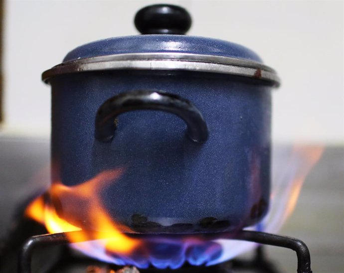 Una olla es calentada sobre el fuego de una cocina de gas, a 28 de octubre de 2021, en Madrid (España). 
