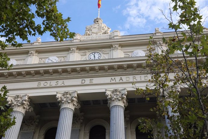 Exterior del Palacio de la Bolsa, a 21 de octubre de 2021, en Madrid (España). El Ibex 35 amanece este jueves con una caída del 0,82%, lo que ha llevado al selectivo a situarse a primera hora de la mañana en los 8.943, 5 enteros, en una jornada marcada 