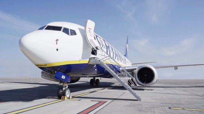 Archivo - Avión de la compañía irlandesa en la pista de un aeropuerto