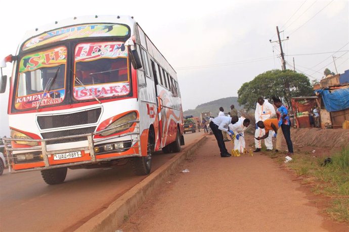 Investigadores tras la explosión de una bomba en un autobús en Uganda