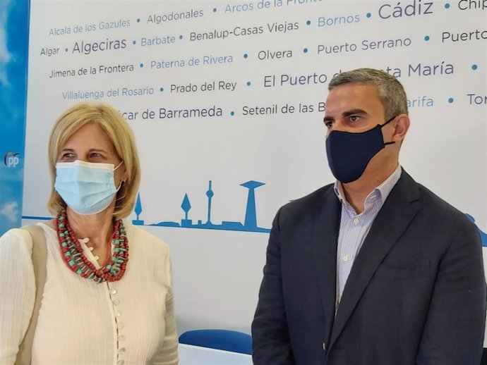 Archivo - Los diputados nacionales del PP, María José García Pelayo y Pepe Ortiz.