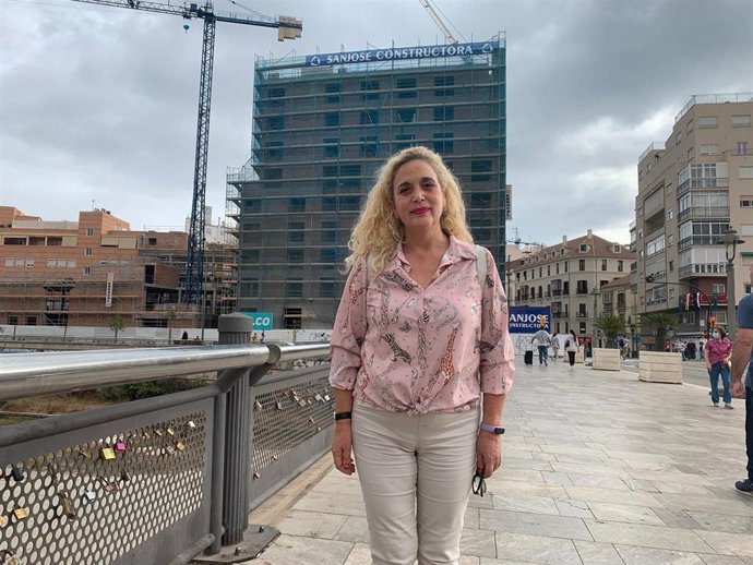 La viceportavoz de la confluencia de IU y Podemos, Remedios Ramos, con el edificio de Moneo al fondo