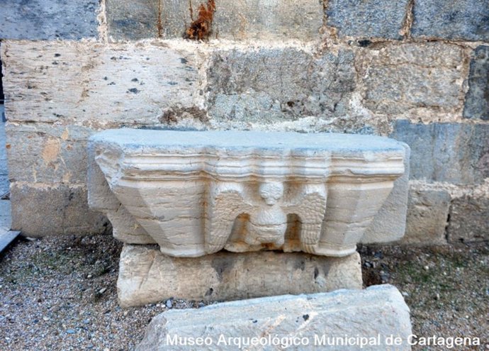 Una de las ménsulas que se van a reubicar en la torre del Castillo de la Concepción