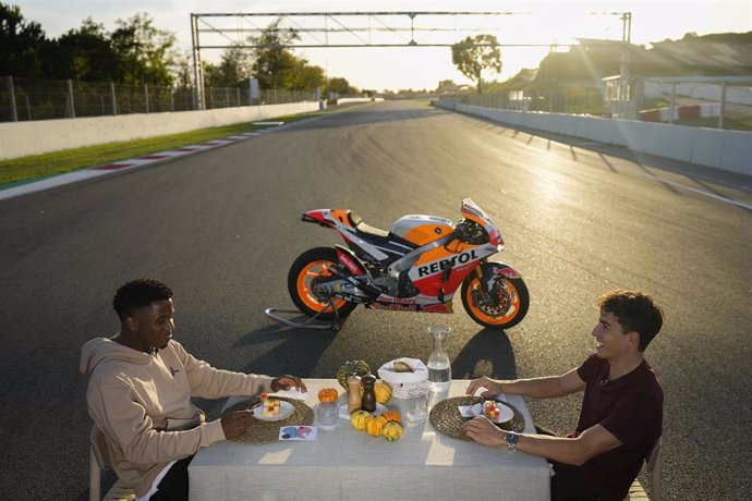 El jugador del FC Barcelona Ansu Fati y el piloto de MotoGP Marc Márquez (Repsol Honda) charlan en la recta del Circuit de Barcelona-Catalunya