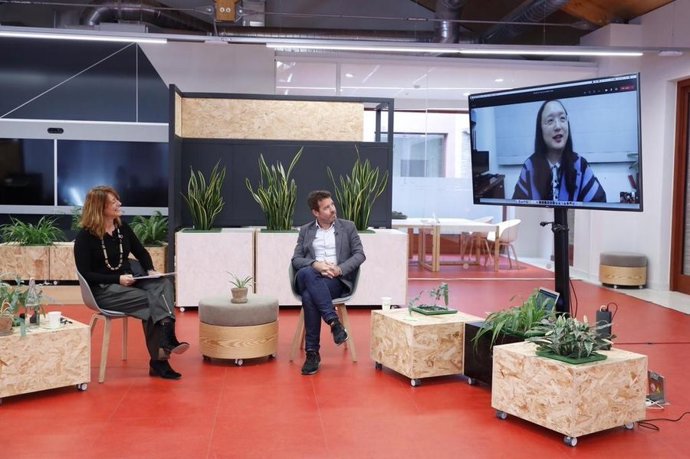 Archivo - La tercera teniente de alcalde de Barcelona, Laia Bonet, la ministra digital de Taiwan, Audrey Tang, y el comisionado de Innovación digital de Barcelona, Michael Donaldson, en una conversación telemática durante la edición anterior de la Smart